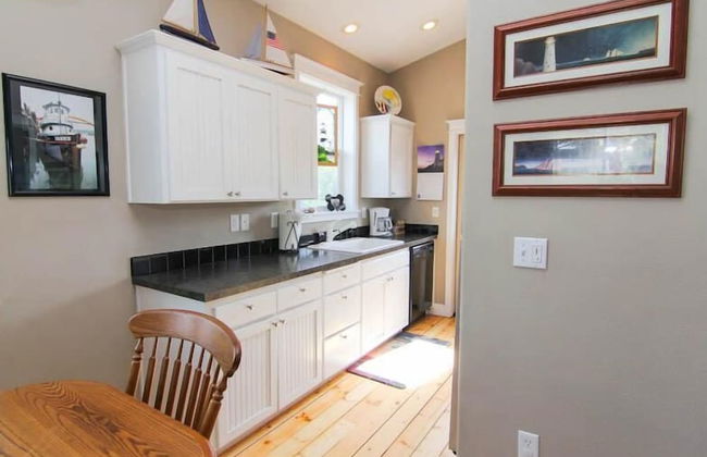 Lola's Lighthouse - Photo 16