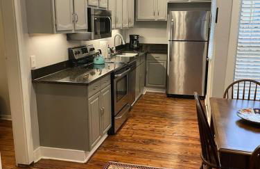 HISTORIC DOWNTOWN KING BED COTTAGE- PARKING and PATIO - Foto 18