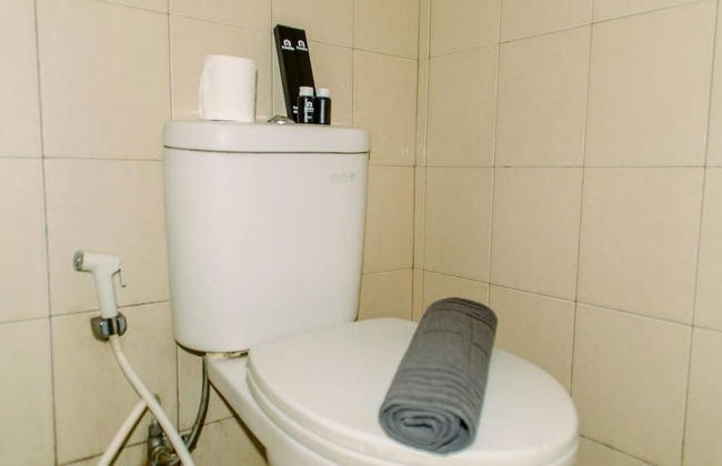 Homey And Warm Studio Room At Tifolia Apartment - Foto 16