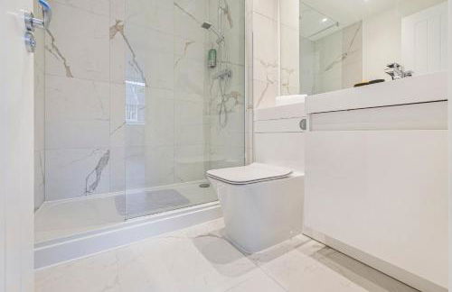 Stylish 2BR 2BA Flat in Gravesend Sleeps 4 - Foto 18