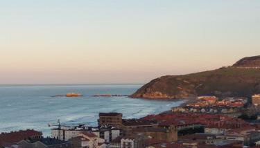 OFERTA ESPECIAL ÚLTIMA HORA - SARAKATUA15 - vistas espectaculares - familias y parejas - 2 dormitorios independientes - amplio salón cocina comedor - tarjeta parking OTA GRATIS - Julio y agosto estancia mínima 7 noches de domingo a domingo - - Foto 5