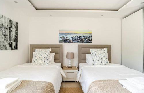 Blue Views Villa with Heated Pool and Jacuzzi - Photo 27