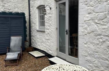 Cosy River Cottage in Brecon with a Fireplace - Photo 8