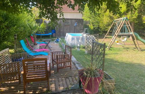 maison en pierre atypique sur jardin paysagé - Photo 4