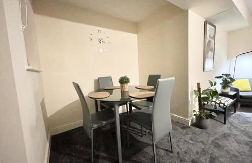 Ashford Retreat - 2 Bedroom 2 Bath great for families, business or contractor stays wt parking - Foto 13