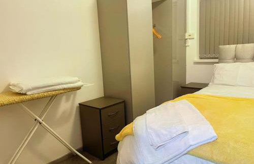 Lovely 3 Bed Ground Floor Apartment Near QE Hospital Harborne Birmingham New - Photo 45