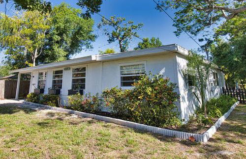 Pet Friendly & Firepit Minutes to Beach Sleeps 6 - Foto 3