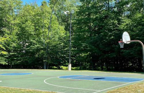 Chalet with Hot Tub, Game, Movie Room, Lake and Pool Access - Foto 67