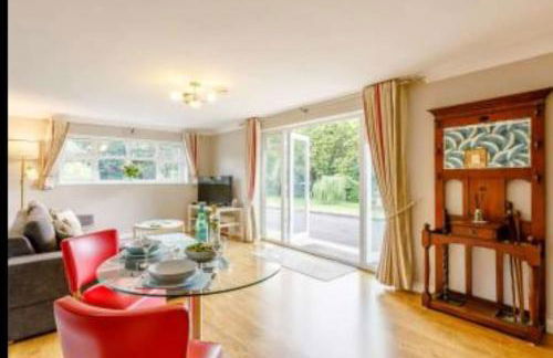 The Nook located in a beautiful garden setting with parking - Foto 6