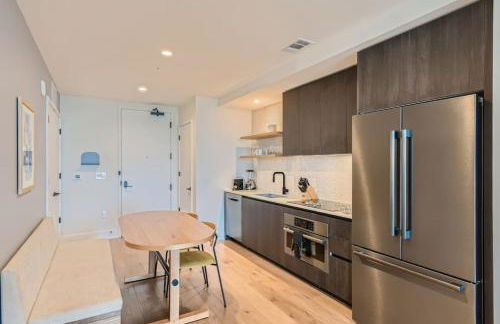 Luxury 1BR with Views, Rooftop Pool and Walk To Rainey St. - Foto 9