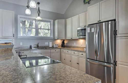 Lakefront Retreat with Game Room and Private Dock! - Foto 13