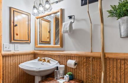 Scenic North Shore Stay w Games Near Snow Summit Lakeview Lodge by AvantStay - Foto 35