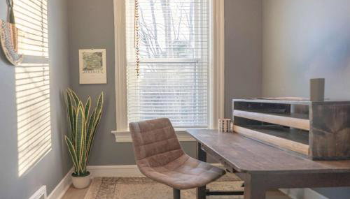 2BR with Workspaces & Deck ABODEbucks - Foto 5