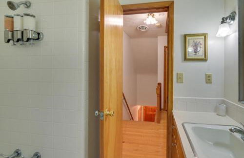 Large Home with Deck and Grill about 9 Mi to Virginia Tech - Foto 16