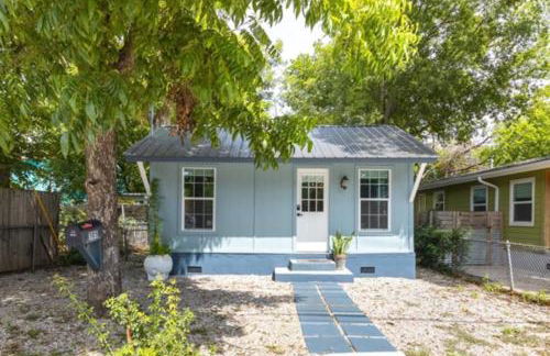 SXSW ready at Cultural Heritage Award winning home -Walk to 6th St, BBQ & Shops - Foto 1