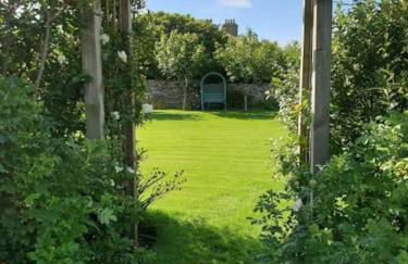 Exceptional 4 bed converted church with hot tub - Photo 17