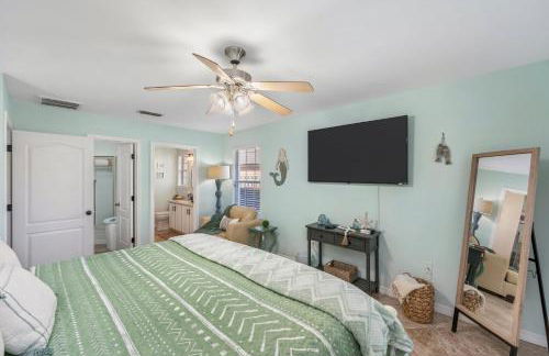 Beautiful Pet Friendly Home! Tropical Pool, Optional Golf Cart & Pool Heat, Minutes to Beach - Foto 23