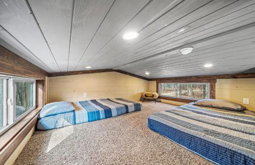 River Cabin - Fire Pit, Kayaks, Games, Dog Park - Foto 34