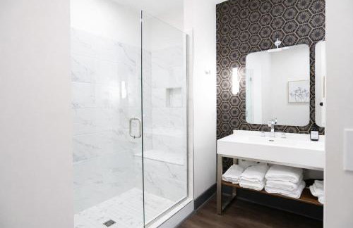 Nashville Oasis at The Muse Modern 2BR with Balcony Rooftop Views - Foto 30