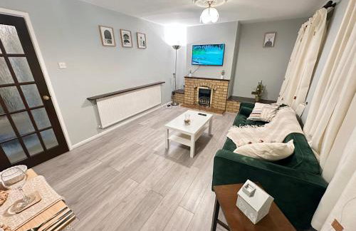 Spacious Luton Airport Accommodation - Perfect for Contractors, Families, Tourists & Long Stays - Foto 41