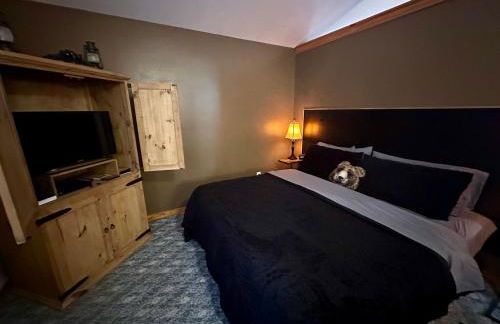 Black Bear Cabin - Giant Spa Tub, Peaceful Location - Foto 11