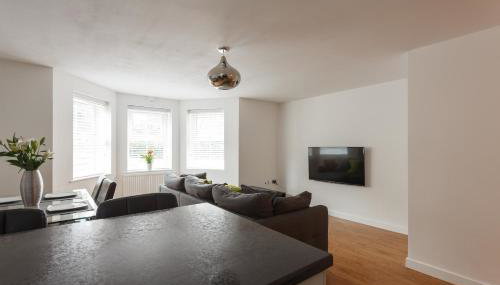 Stunning Contemporary Apartment - Free Parking - 5 Minute Walk To The Beach - Great Location - Fast WiFi - Smart TV With Netflix Included - Contractor Friendly - Perfect For Short and Long Stays - Foto 5