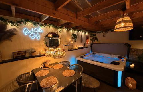Flamingo Retreat with Hot Tub and private Garden - Foto 3