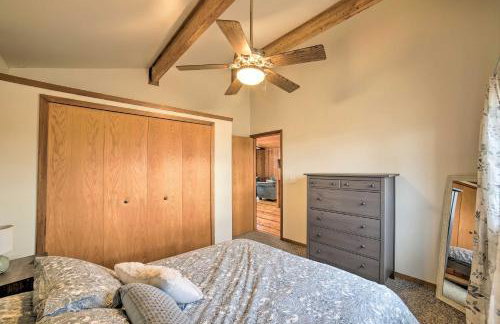 Grand Escape w/ Deck, Game Room, Nature View! - Foto 26