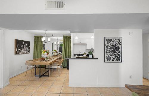 Sophisticated 2BR 2BA by TAMU, King Bed, Washer & Dryer, Smart TV - Foto 11