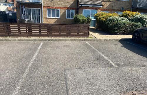 Modern 2 bedroom flat with Sky TV & free parking - Foto 27