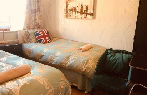 Cheerful 4 bedroom house with garden free parking - Photo 36