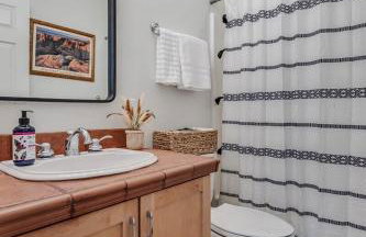 Cozy Home with Sauna 5 bedrooms 3 bathrooms Sleeps 12 - Foto 27