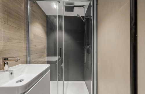 West Didsbury Retreat l Cinema l Sleeps 8 - Photo 13