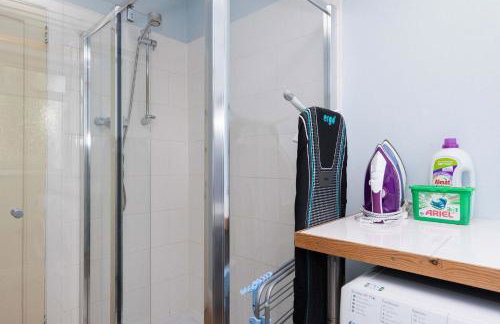 Spacious Coastal Family Home Sleeps 8 - Photo 16