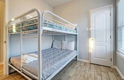 Waterfront Shared Pool w/ Bay Views, Boat Dock Oscar's Lodge by Avantstay - Foto 40