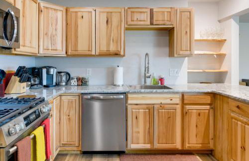 6 Mi to Dtwn Bright and Airy Anchorage Getaway! - Photo 9