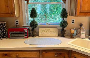 Historic Home near Stony Brook Village & Beach - Foto 38