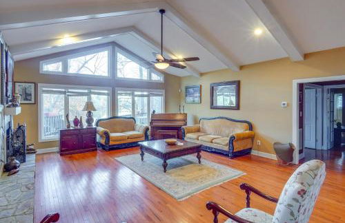 Spacious Lakefront Apt with Deck in Fayetteville! - Foto 4