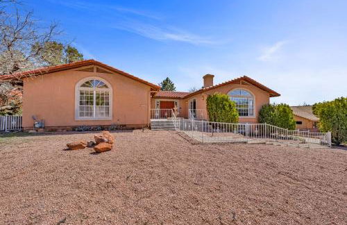 NEW! Huge Game Room, Hikeable, Red Rock View, Fireplace, Ping Pong, Yoga, Golf Course, Pickle Ball! - Foto 28