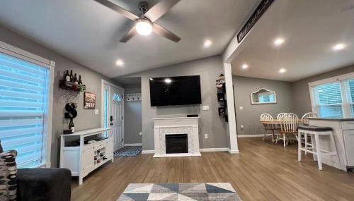 Stylish 3 BR Entire Home NearTown & Beach with Pool Table & King Bed - Foto 2