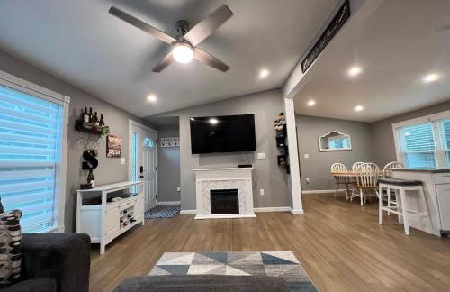 Stylish 3 BR Entire Home NearTown & Beach with Pool Table & King Bed - Foto 2