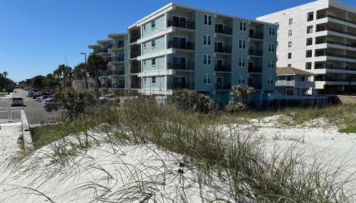 Welcome to Sandpiper Beachfront Condo Cozy 1-bed in JAX Beach, perfect for couples! Pet-friendly! - Foto 2