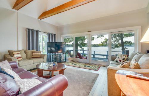 Waterfront Getaway on Sodus Bay Prime Location! - Foto 6