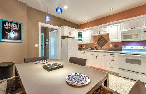 Modern Retreat with River View in Roswell! - Foto 13