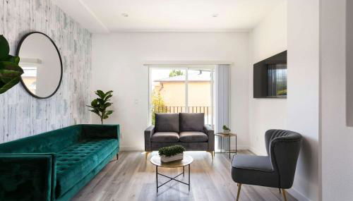 Experience Luxury 4BR Townhouse Sleeps 8 with Parking - Foto 3