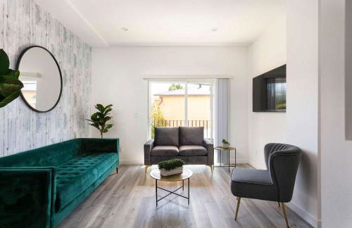 Experience Luxury 4BR Townhouse Sleeps 8 with Parking - Foto 3