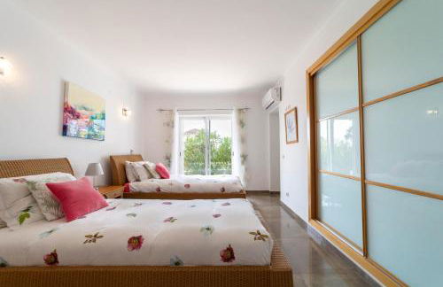 Stunning 4-Bedroom Villa With Pool - Perfect For Families - Foto 17