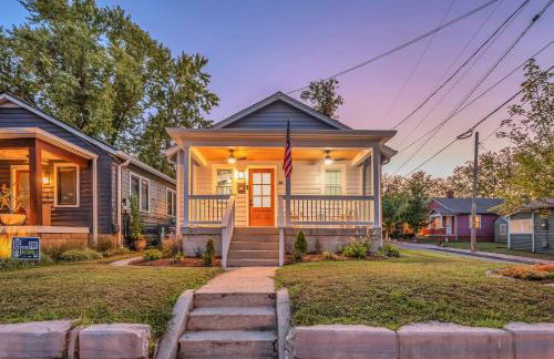 Fully Furnished Bungalow with Deck Near City Center - Foto 35