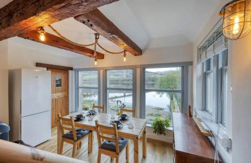 Cosy Lodge Getaway with Private Beach & Fireplace - Foto 5