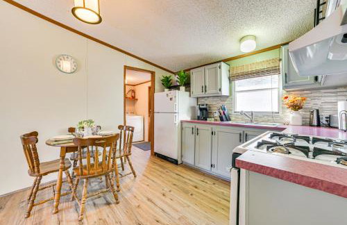 Walk to Houghton Lake! Family Retreat with Patio - Foto 11